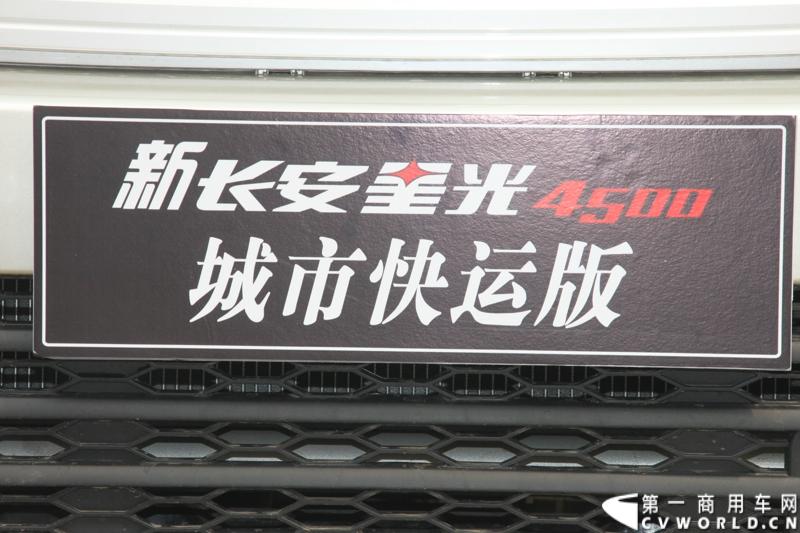 最近，第一商用车网记者在北京小红门长安商用车4S店近距离接触了一款定位于“类轻客”的新长安星光4500，这款刚上市不久的客货两用的运输车辆。图为新长安星光4500。