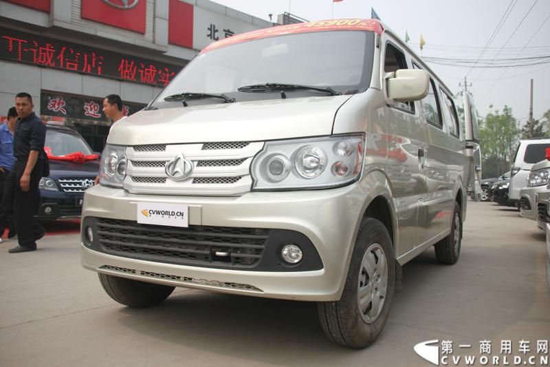 最近，第一商用车网记者在北京小红门长安商用车4S店近距离接触了一款定位于“类轻客”的新长安星光4500，这款刚上市不久的客货两用的运输车辆。图为新长安星光4500。