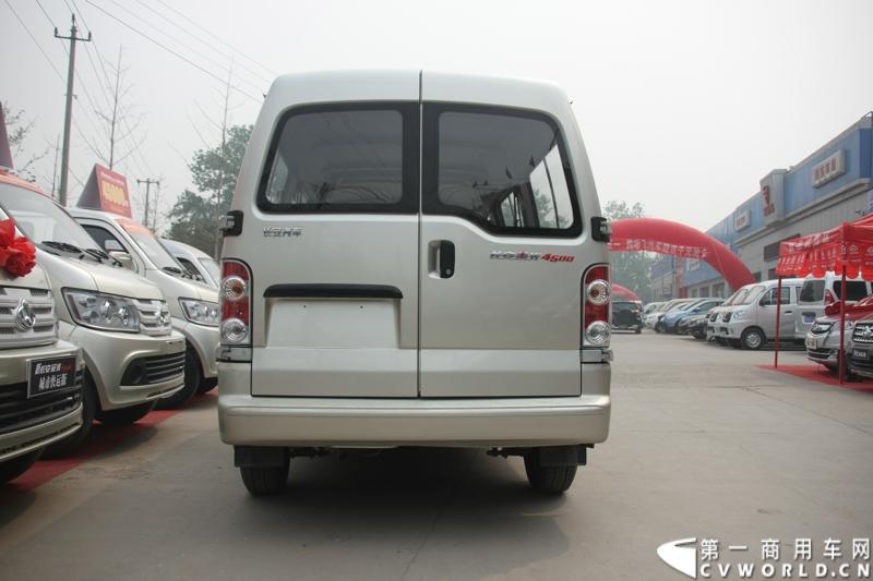 最近，第一商用车网记者在北京小红门长安商用车4S店近距离接触了一款定位于“类轻客”的新长安星光4500，这款刚上市不久的客货两用的运输车辆。图为新长安星光4500。