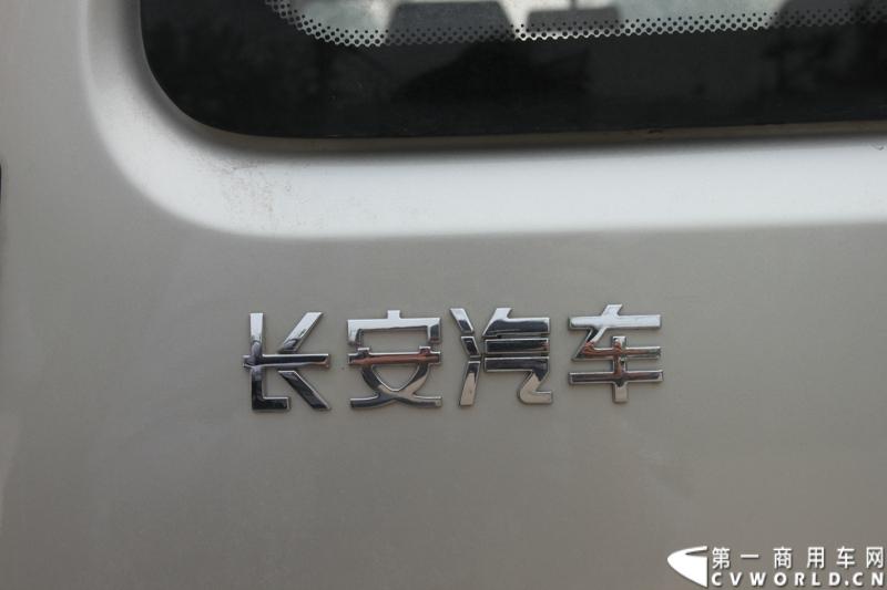 最近，第一商用车网记者在北京小红门长安商用车4S店近距离接触了一款定位于“类轻客”的新长安星光4500，这款刚上市不久的客货两用的运输车辆。图为新长安星光4500。