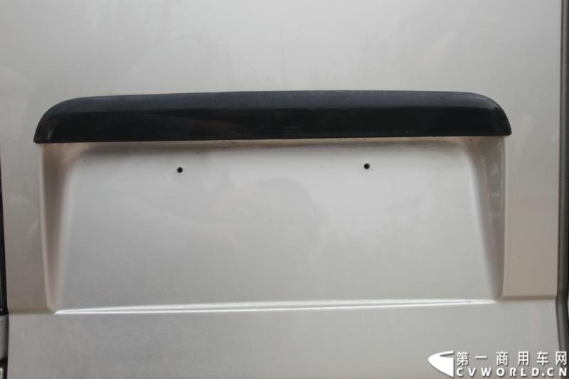 最近，第一商用车网记者在北京小红门长安商用车4S店近距离接触了一款定位于“类轻客”的新长安星光4500，这款刚上市不久的客货两用的运输车辆。图为新长安星光4500。