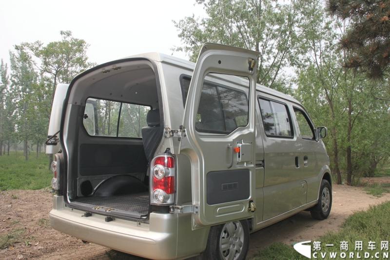 最近，第一商用车网记者在北京小红门长安商用车4S店近距离接触了一款定位于“类轻客”的新长安星光4500，这款刚上市不久的客货两用的运输车辆。图为新长安星光4500。