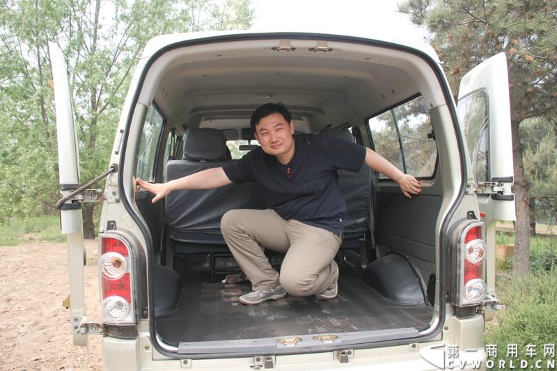 最近，第一商用车网记者在北京小红门长安商用车4S店近距离接触了一款定位于“类轻客”的新长安星光4500，这款刚上市不久的客货两用的运输车辆。图为新长安星光4500后排空间。