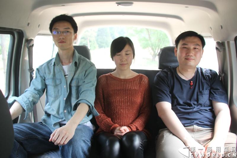 最近，第一商用车网记者在北京小红门长安商用车4S店近距离接触了一款定位于“类轻客”的新长安星光4500，这款刚上市不久的客货两用的运输车辆。图为试乘新长安星光4500。