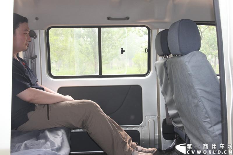 最近，第一商用车网记者在北京小红门长安商用车4S店近距离接触了一款定位于“类轻客”的新长安星光4500，这款刚上市不久的客货两用的运输车辆。图为试乘新长安星光4500。