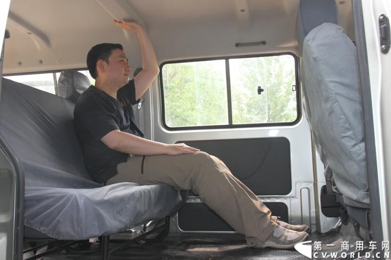 最近，第一商用车网记者在北京小红门长安商用车4S店近距离接触了一款定位于“类轻客”的新长安星光4500，这款刚上市不久的客货两用的运输车辆。图为试乘新长安星光4500。