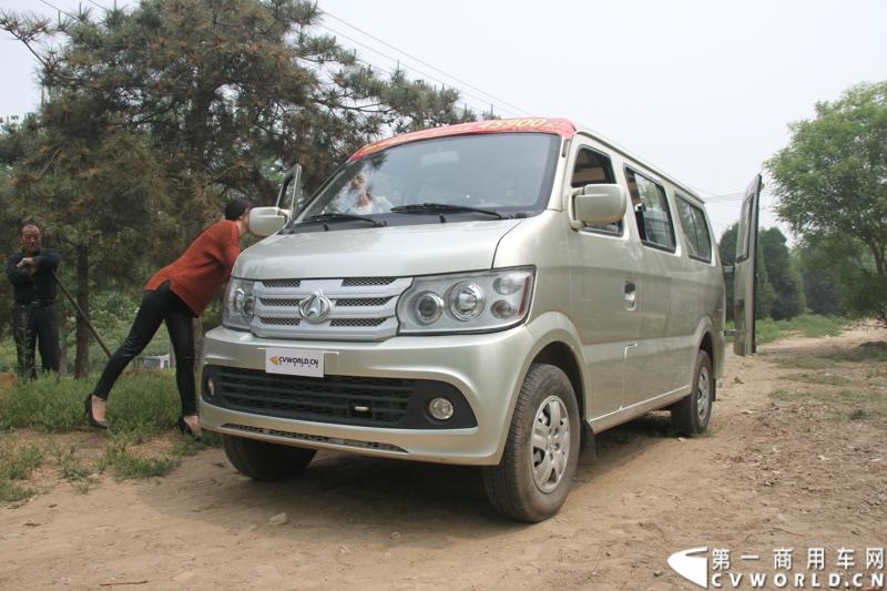 最近，第一商用车网记者在北京小红门长安商用车4S店近距离接触了一款定位于“类轻客”的新长安星光4500，这款刚上市不久的客货两用的运输车辆。图为新长安星光4500。