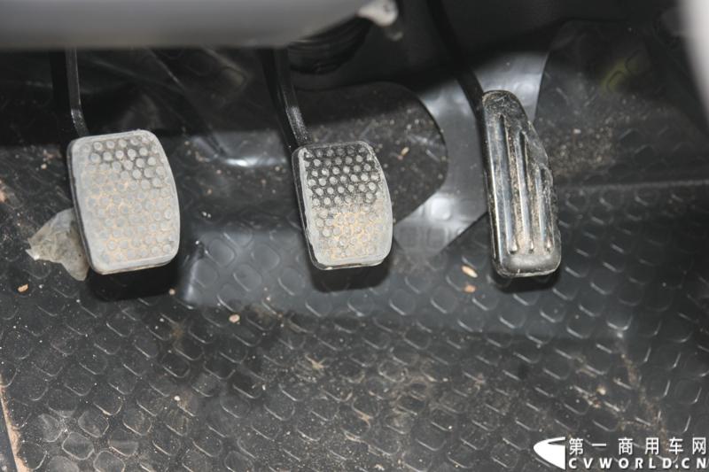 最近，第一商用车网记者在北京小红门长安商用车4S店近距离接触了一款定位于“类轻客”的新长安星光4500，这款刚上市不久的客货两用的运输车辆。图为新长安星光4500踏板。