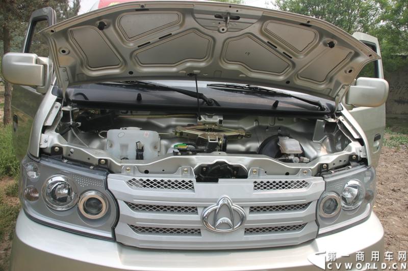 最近，第一商用车网记者在北京小红门长安商用车4S店近距离接触了一款定位于“类轻客”的新长安星光4500，这款刚上市不久的客货两用的运输车辆。图为新长安星光4500。