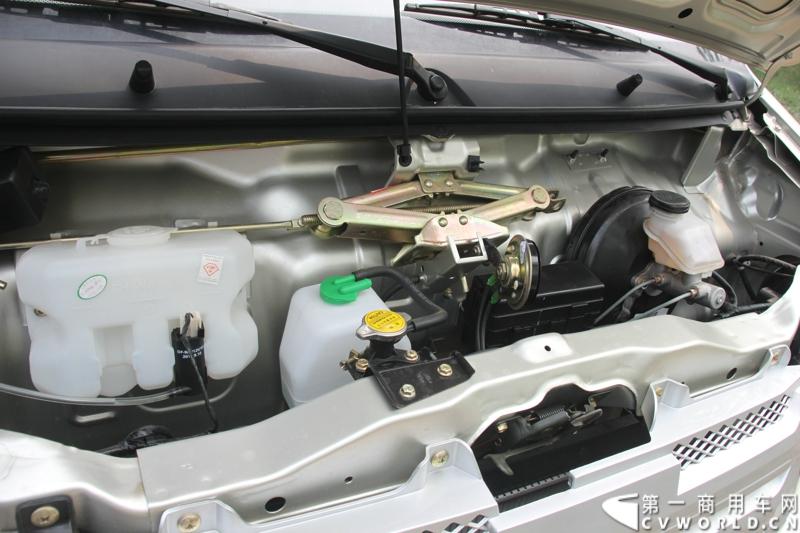 最近，第一商用车网记者在北京小红门长安商用车4S店近距离接触了一款定位于“类轻客”的新长安星光4500，这款刚上市不久的客货两用的运输车辆。图为新长安星光4500。