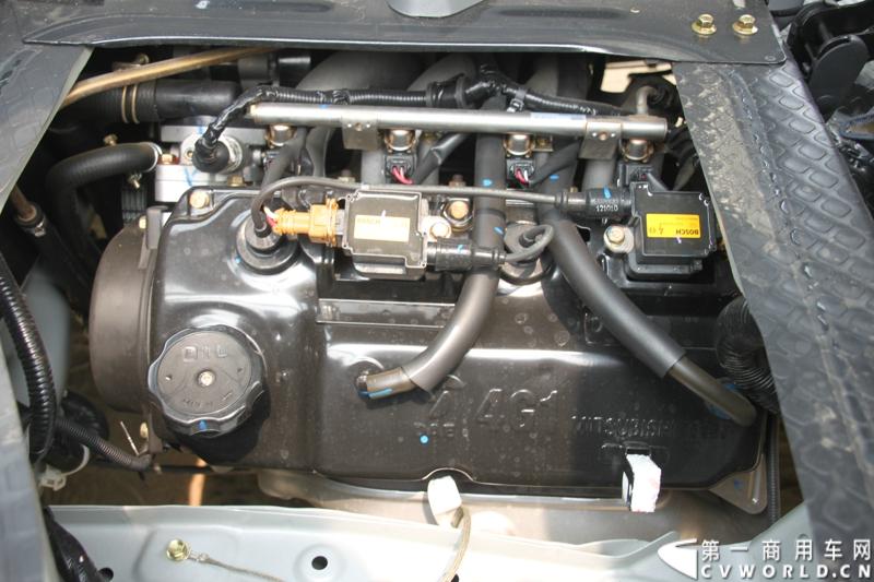 最近，第一商用车网记者在北京小红门长安商用车4S店近距离接触了一款定位于“类轻客”的新长安星光4500，这款刚上市不久的客货两用的运输车辆。图为新长安星光4500。