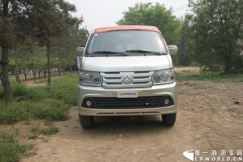 最近，第一商用车网记者在北京小红门长安商用车4S店近距离接触了一款定位于“类轻客”的新长安星光4500，这款刚上市不久的客货两用的运输车辆。图为新长安星光4500。