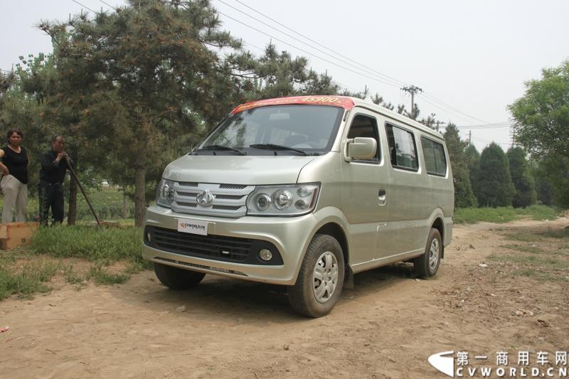 最近，第一商用车网记者在北京小红门长安商用车4S店近距离接触了一款定位于“类轻客”的新长安星光4500，这款刚上市不久的客货两用的运输车辆。图为新长安星光4500。