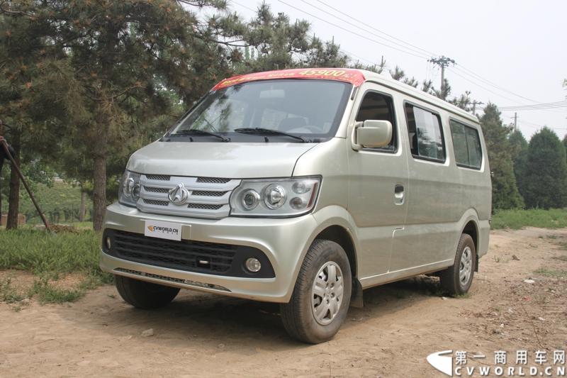 最近，第一商用车网记者在北京小红门长安商用车4S店近距离接触了一款定位于“类轻客”的新长安星光4500，这款刚上市不久的客货两用的运输车辆。图为新长安星光4500。