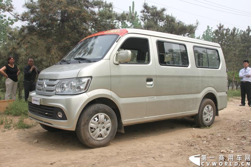 最近，第一商用车网记者在北京小红门长安商用车4S店近距离接触了一款定位于“类轻客”的新长安星光4500，这款刚上市不久的客货两用的运输车辆。图为新长安星光4500。