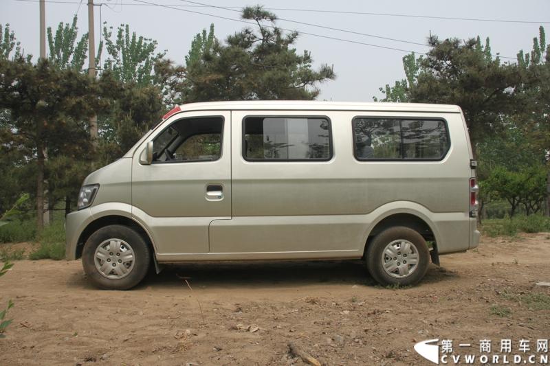 最近，第一商用车网记者在北京小红门长安商用车4S店近距离接触了一款定位于“类轻客”的新长安星光4500，这款刚上市不久的客货两用的运输车辆。图为新长安星光4500。
