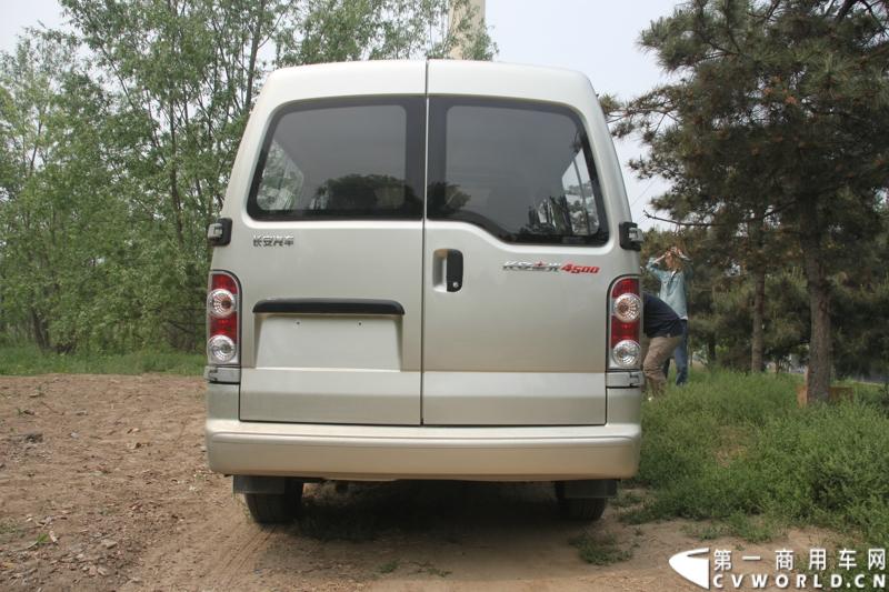 最近，第一商用车网记者在北京小红门长安商用车4S店近距离接触了一款定位于“类轻客”的新长安星光4500，这款刚上市不久的客货两用的运输车辆。图为新长安星光4500。