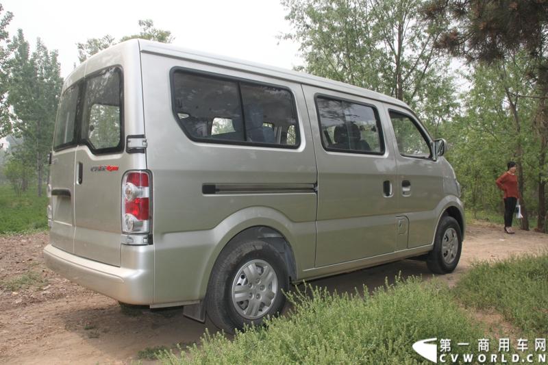 最近，第一商用车网记者在北京小红门长安商用车4S店近距离接触了一款定位于“类轻客”的新长安星光4500，这款刚上市不久的客货两用的运输车辆。图为新长安星光4500。