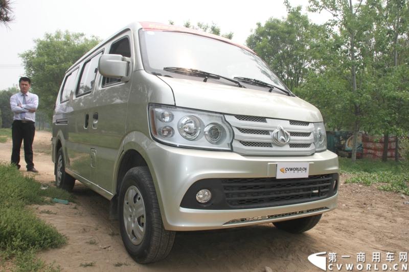 最近，第一商用车网记者在北京小红门长安商用车4S店近距离接触了一款定位于“类轻客”的新长安星光4500，这款刚上市不久的客货两用的运输车辆。图为新长安星光4500。