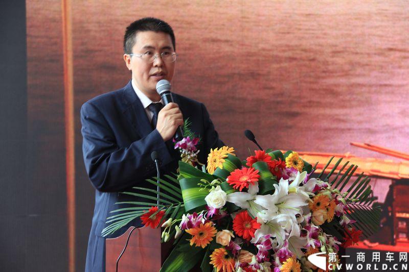 5月16日，江淮轻型商用车公司宣布，由江淮汽车意大利设计中心和本部技术中心共同研发、采用轿车舒适性标准打造的新一代江淮铃正式上市，标志着中国真正的轿车化轻卡产品将大批量投放市场，创新引领中国物流运输进入全新的时代。图为江淮铃营销公司总经理张文根发言_。