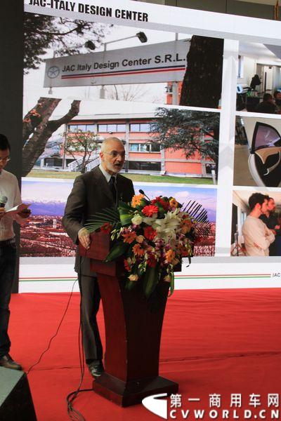 5月16日，江淮轻型商用车公司宣布，由江淮汽车意大利设计中心和本部技术中心共同研发、采用轿车舒适性标准打造的新一代江淮铃正式上市，标志着中国真正的轿车化轻卡产品将大批量投放市场，创新引领中国物流运输进入全新的时代。图为江淮汽车都灵汽车设计中心设计师向用户介绍江淮铃的设计理念。