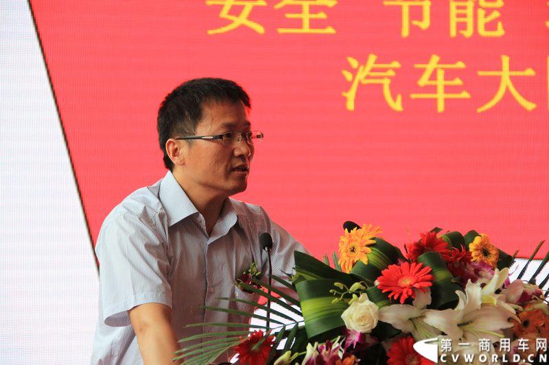 5月16日，江淮轻型商用车公司宣布，由江淮汽车意大利设计中心和本部技术中心共同研发、采用轿车舒适性标准打造的新一代江淮铃正式上市，标志着中国真正的轿车化轻卡产品将大批量投放市场，创新引领中国物流运输进入全新的时代。图为江淮汽车技术中心商用车研究院院长助理张中刚做产品研发介绍。