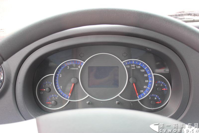 5月16日，江淮轻型商用车公司宣布，由江淮汽车意大利设计中心和本部技术中心共同研发、采用轿车舒适性标准打造的新一代江淮铃正式上市，标志着中国真正的轿车化轻卡产品将大批量投放市场，创新引领中国物流运输进入全新的时代。图为五环仪表盘彰显轿车化特点。