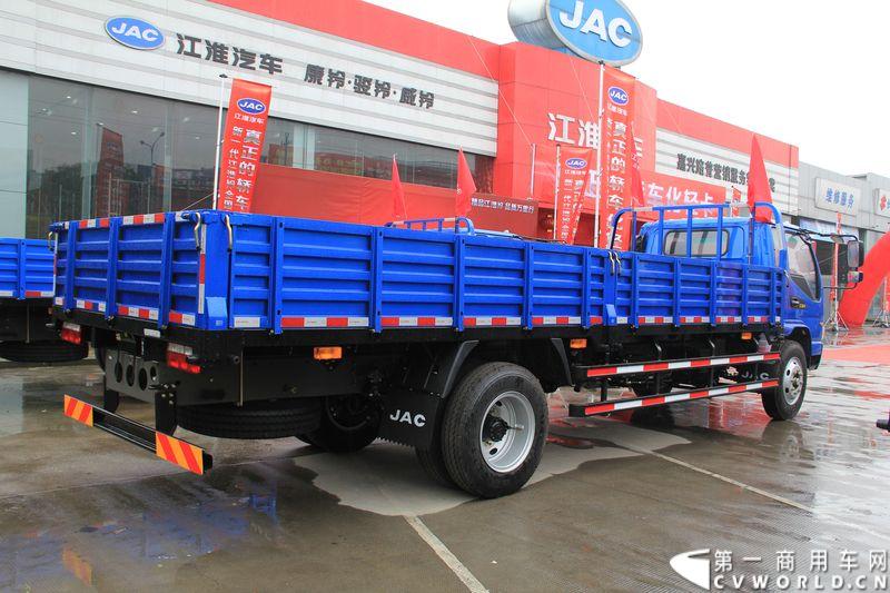 5月16日，江淮轻型商用车公司宣布，由江淮汽车意大利设计中心和本部技术中心共同研发、采用轿车舒适性标准打造的新一代江淮铃正式上市，标志着中国真正的轿车化轻卡产品将大批量投放市场，创新引领中国物流运输进入全新的时代。图为新一代轿车化江淮铃宽体车。