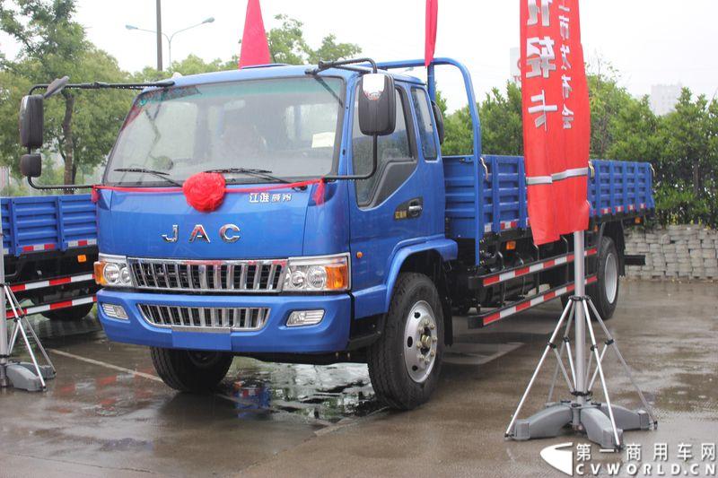 5月16日，江淮轻型商用车公司宣布，由江淮汽车意大利设计中心和本部技术中心共同研发、采用轿车舒适性标准打造的新一代江淮铃正式上市，标志着中国真正的轿车化轻卡产品将大批量投放市场，创新引领中国物流运输进入全新的时代。图为新一代轿车化江淮铃宽体车。