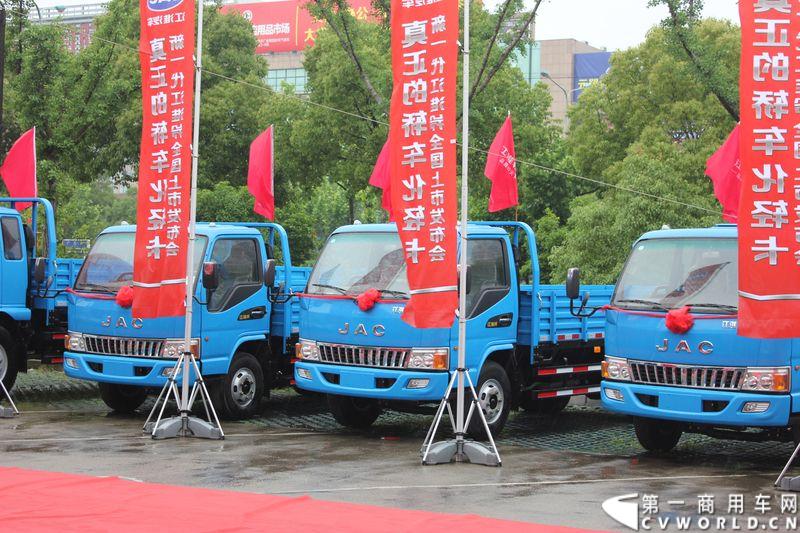 5月16日，江淮轻型商用车公司宣布，由江淮汽车意大利设计中心和本部技术中心共同研发、采用轿车舒适性标准打造的新一代江淮铃正式上市，标志着中国真正的轿车化轻卡产品将大批量投放市场，创新引领中国物流运输进入全新的时代。图为现场展车。