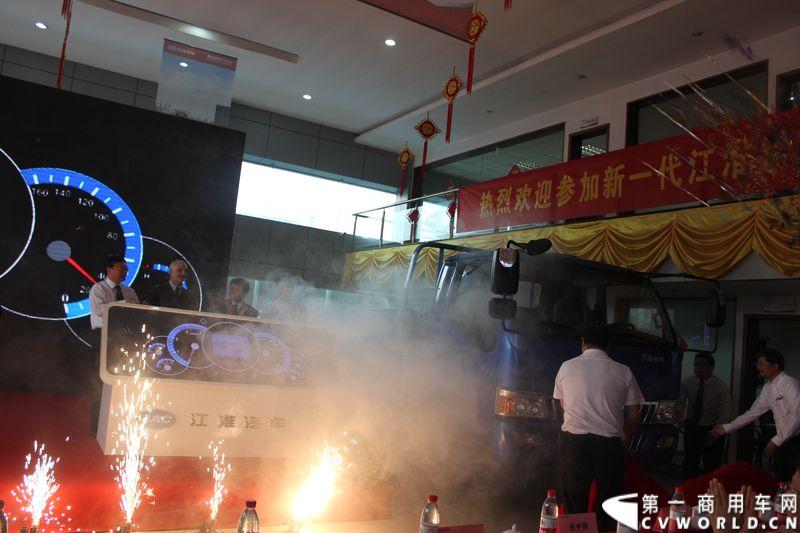 5月16日，江淮轻型商用车公司宣布，由江淮汽车意大利设计中心和本部技术中心共同研发、采用轿车舒适性标准打造的新一代江淮铃正式上市，标志着中国真正的轿车化轻卡产品将大批量投放市场，创新引领中国物流运输进入全新的时代。图为新一代轿车化江淮铃正式全国上市现场。