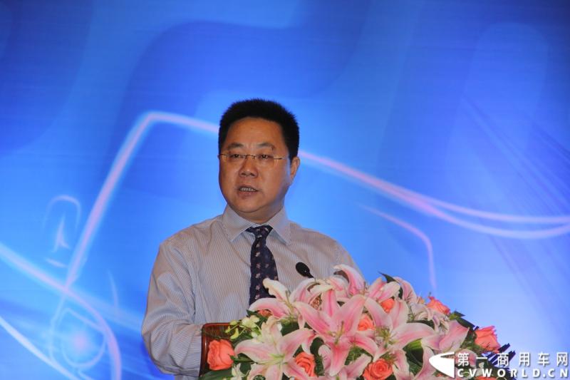 5月20日，“星锐520.承诺传递信心”——星锐520服务快车交车仪式暨全新防弹运钞车发布会在合肥隆重举行。活动现场，江淮星锐与广州宝龙防弹车公司合作开发的全新防弹运钞车正式发布，图为江淮汽车副总经理严刚做总结发言。