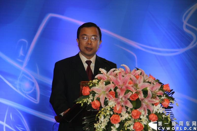 5月20日，“星锐520.承诺传递信心”——星锐520服务快车交车仪式暨全新防弹运钞车发布会在合肥隆重举行。活动现场，江淮星锐与广州宝龙防弹车公司合作开发的全新防弹运钞车正式发布，图为江淮多功能商用车公司营销公司总经理助理王虎阐述“星锐520”服务品牌内涵。