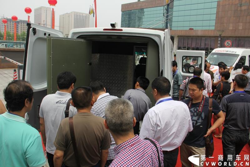 5月20日，“星锐520.承诺传递信心”——星锐520服务快车交车仪式暨全新防弹运钞车发布会在合肥隆重举行。活动现场，江淮星锐与广州宝龙防弹车公司合作开发的全新防弹运钞车正式发布，图为用户近距离感受江淮星锐。