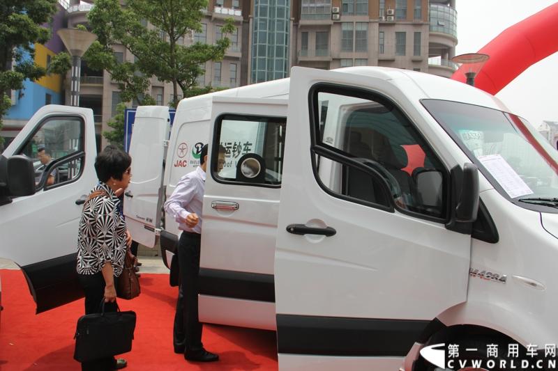 5月20日，“星锐520.承诺传递信心”——星锐520服务快车交车仪式暨全新防弹运钞车发布会在合肥隆重举行。活动现场，江淮星锐与广州宝龙防弹车公司合作开发的全新防弹运钞车正式发布，图为用户看车。