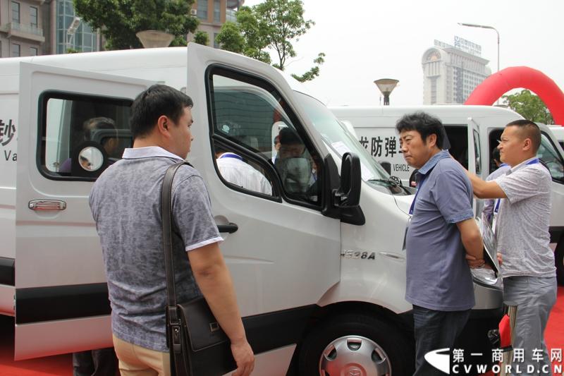 5月20日，“星锐520.承诺传递信心”——星锐520服务快车交车仪式暨全新防弹运钞车发布会在合肥隆重举行。活动现场，江淮星锐与广州宝龙防弹车公司合作开发的全新防弹运钞车正式发布，图为用户看车。