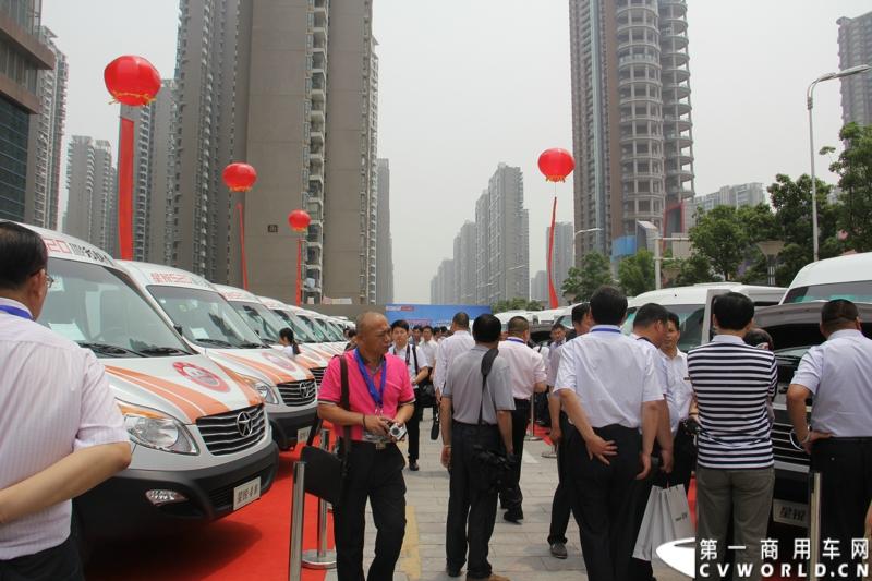 5月20日，“星锐520.承诺传递信心”——星锐520服务快车交车仪式暨全新防弹运钞车发布会在合肥隆重举行。活动现场，江淮星锐与广州宝龙防弹车公司合作开发的全新防弹运钞车正式发布，图为各地客户观赏江淮星锐服务快车与防弹运钞车。