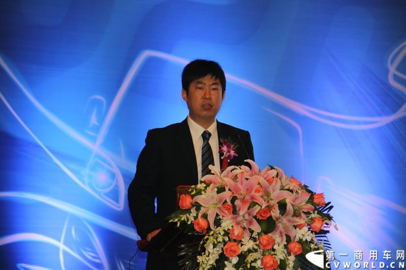 5月20日，“星锐520.承诺传递信心”——星锐520服务快车交车仪式暨全新防弹运钞车发布会在合肥隆重举行。活动现场，江淮星锐与广州宝龙防弹车公司合作开发的全新防弹运钞车正式发布，图为江淮多功能商用车公司营销公司品牌管理部部长庄严介绍星锐优势。