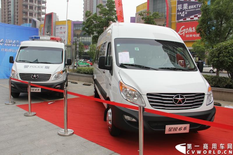 5月20日上午10点，“星锐520.承诺传递信心”——星锐520服务快车交车仪式暨全新防弹运钞车发布会将在合肥正式拉开帷幕。活动现场，江淮星锐与广州宝龙合作开发的全新运钞车将正式发布，与此同时，首批“星锐520”服务快车也将在现场正式发车。图为现场展出的江淮星锐6系。