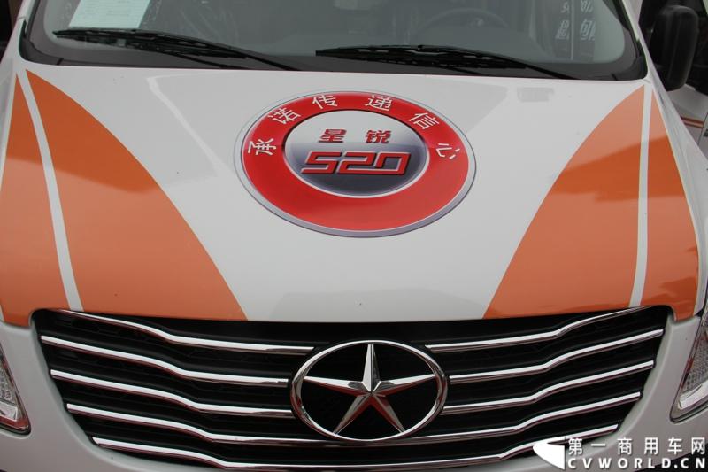 5月20日上午10点，“星锐520.承诺传递信心”——星锐520服务快车交车仪式暨全新防弹运钞车发布会将在合肥正式拉开帷幕。活动现场，江淮星锐与广州宝龙合作开发的全新运钞车将正式发布，与此同时，首批“星锐520”服务快车也将在现场正式发车。图为现场展出的江淮星锐520服务快车。