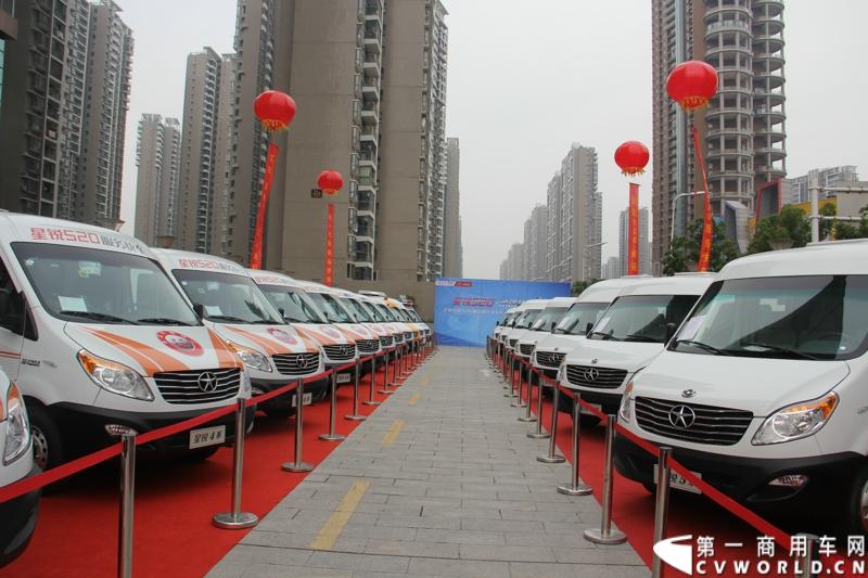 5月20日上午10点，“星锐520.承诺传递信心”——星锐520服务快车交车仪式暨全新防弹运钞车发布会将在合肥正式拉开帷幕。活动现场，江淮星锐与广州宝龙合作开发的全新运钞车将正式发布，与此同时，首批“星锐520”服务快车也将在现场正式发车。图为现场展出的江淮星锐欧系轻客。