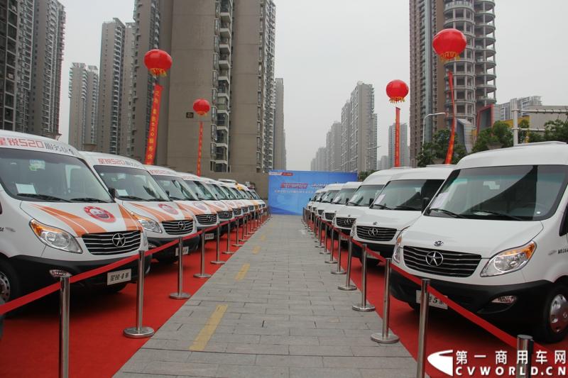 5月20日上午10点，“星锐520.承诺传递信心”——星锐520服务快车交车仪式暨全新防弹运钞车发布会将在合肥正式拉开帷幕。活动现场，江淮星锐与广州宝龙合作开发的全新运钞车将正式发布，与此同时，首批“星锐520”服务快车也将在现场正式发车。图为现场展出的江淮星锐欧系轻客。