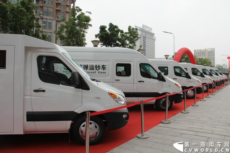 5月20日上午10点，“星锐520.承诺传递信心”——星锐520服务快车交车仪式暨全新防弹运钞车发布会将在合肥正式拉开帷幕。活动现场，江淮星锐与广州宝龙合作开发的全新运钞车将正式发布，与此同时，首批“星锐520”服务快车也将在现场正式发车。图为现场展出的江淮星锐与广州宝龙合作开发的防弹运钞车