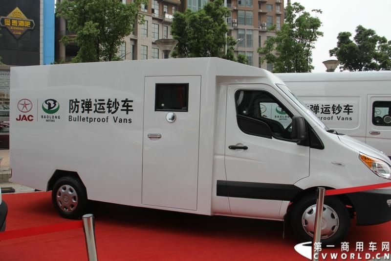 5月20日上午10点，“星锐520.承诺传递信心”——星锐520服务快车交车仪式暨全新防弹运钞车发布会将在合肥正式拉开帷幕。活动现场，江淮星锐与广州宝龙合作开发的全新运钞车将正式发布，与此同时，首批“星锐520”服务快车也将在现场正式发车。图为现场展出的江淮星锐与广州宝龙合作开发的防弹运钞车