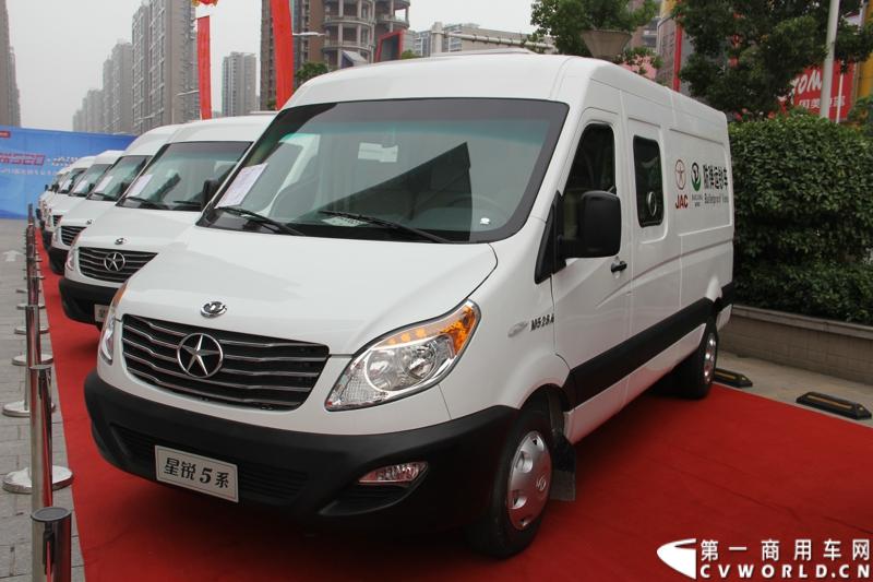 5月20日上午10点，“星锐520.承诺传递信心”——星锐520服务快车交车仪式暨全新防弹运钞车发布会将在合肥正式拉开帷幕。活动现场，江淮星锐与广州宝龙合作开发的全新运钞车将正式发布，与此同时，首批“星锐520”服务快车也将在现场正式发车。图为现场展出的江淮星锐与广州宝龙合作开发的防弹运钞车