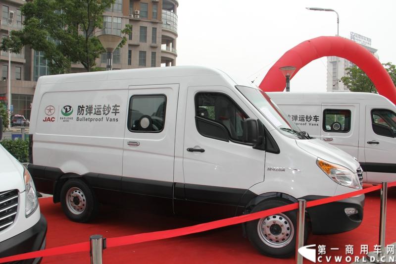 5月20日上午10点，“星锐520.承诺传递信心”——星锐520服务快车交车仪式暨全新防弹运钞车发布会将在合肥正式拉开帷幕。活动现场，江淮星锐与广州宝龙合作开发的全新运钞车将正式发布，与此同时，首批“星锐520”服务快车也将在现场正式发车。图为现场展出的江淮星锐与广州宝龙合作开发的防弹运钞车