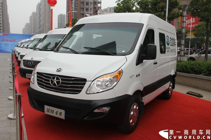 5月20日上午10点，“星锐520.承诺传递信心”——星锐520服务快车交车仪式暨全新防弹运钞车发布会将在合肥正式拉开帷幕。活动现场，江淮星锐与广州宝龙合作开发的全新运钞车将正式发布，与此同时，首批“星锐520”服务快车也将在现场正式发车。图为现场展出的江淮星锐与广州宝龙合作开发的防弹运钞车