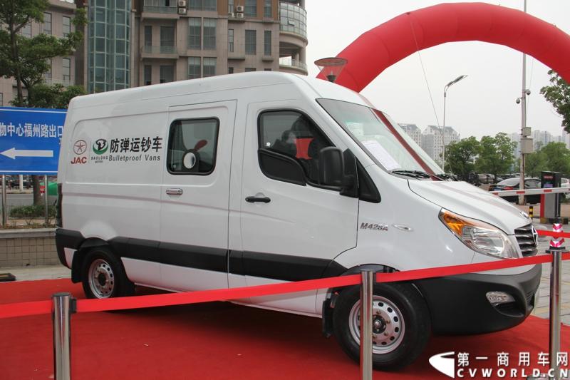 5月20日上午10点，“星锐520.承诺传递信心”——星锐520服务快车交车仪式暨全新防弹运钞车发布会将在合肥正式拉开帷幕。活动现场，江淮星锐与广州宝龙合作开发的全新运钞车将正式发布，与此同时，首批“星锐520”服务快车也将在现场正式发车。图为现场展出的江淮星锐与广州宝龙合作开发的防弹运钞车