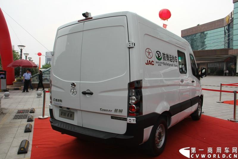 5月20日上午10点，“星锐520.承诺传递信心”——星锐520服务快车交车仪式暨全新防弹运钞车发布会将在合肥正式拉开帷幕。活动现场，江淮星锐与广州宝龙合作开发的全新运钞车将正式发布，与此同时，首批“星锐520”服务快车也将在现场正式发车。图为现场展出的江淮星锐与广州宝龙合作开发的防弹运钞车