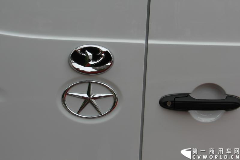 5月20日上午10点，“星锐520.承诺传递信心”——星锐520服务快车交车仪式暨全新防弹运钞车发布会将在合肥正式拉开帷幕。活动现场，江淮星锐与广州宝龙合作开发的全新运钞车将正式发布，与此同时，首批“星锐520”服务快车也将在现场正式发车。图为现场展出的江淮星锐与广州宝龙合作开发的防弹运钞车